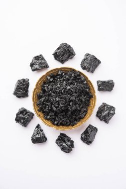 Shilajit ya da shilajeet, Himalayalar 'ın kayalarında bulunan ayurvedik bir ilaçtır.
