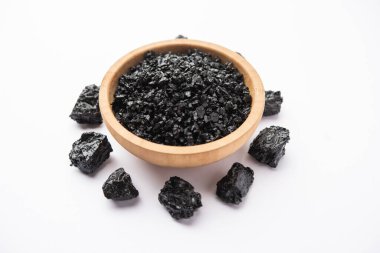 Shilajit ya da shilajeet, Himalayalar 'ın kayalarında bulunan ayurvedik bir ilaçtır.