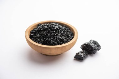 Shilajit ya da shilajeet, Himalayalar 'ın kayalarında bulunan ayurvedik bir ilaçtır.