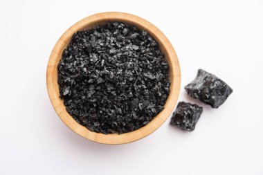 Shilajit ya da shilajeet, Himalayalar 'ın kayalarında bulunan ayurvedik bir ilaçtır.