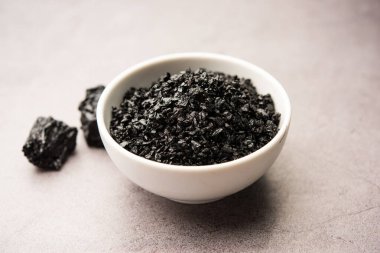 Shilajit ya da shilajeet, Himalayalar 'ın kayalarında bulunan ayurvedik bir ilaçtır.