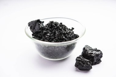 Shilajit ya da shilajeet, Himalayalar 'ın kayalarında bulunan ayurvedik bir ilaçtır.
