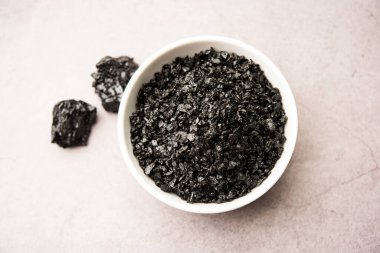 Shilajit ya da shilajeet, Himalayalar 'ın kayalarında bulunan ayurvedik bir ilaçtır.