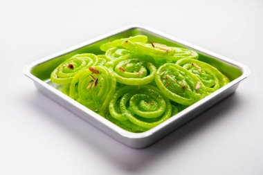 Yeşil Jalebi mithai ya da Hindistan 'dan tatlı, geleneksel imarti ya da jilbi' ye Twist.