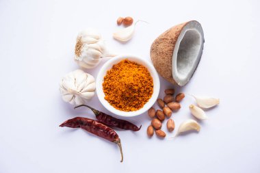 Kırmızı soğuktan, hindistancevizinden ve lahanadan yapılmış kuru sarımsaklı turşu. Makarashtra 'da meşhurdur.