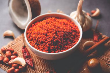 Kırmızı soğuktan, hindistancevizinden ve lahanadan yapılmış kuru sarımsaklı turşu. Makarashtra 'da meşhurdur.