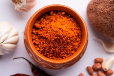 Kırmızı soğuktan, hindistancevizinden ve lahanadan yapılmış kuru sarımsaklı turşu. Makarashtra 'da meşhurdur.