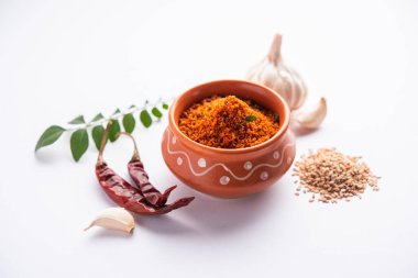 Susamlı sarımsaklı acı biber, kuru baharat tozu, Til Lahsun turşusu, Hint mezesi ya da çeşni