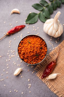 Susamlı sarımsaklı acı biber, kuru baharat tozu, Til Lahsun turşusu, Hint mezesi ya da çeşni