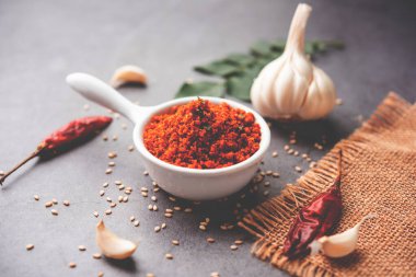 Susamlı sarımsaklı acı biber, kuru baharat tozu, Til Lahsun turşusu, Hint mezesi ya da çeşni