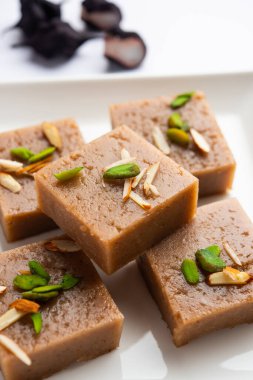 Singhara Barfi ya da Singhada Burfi ya da Halwa su kestanesi unu, oruç ya da upwas gıda kullanılarak yapıldı.