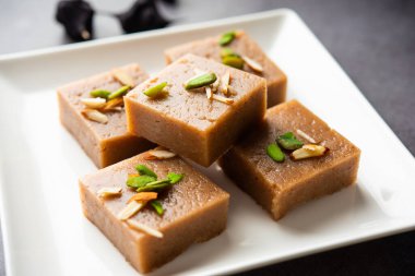 Singhara Barfi ya da Singhada Burfi ya da Halwa su kestanesi unu, oruç ya da upwas gıda kullanılarak yapıldı.