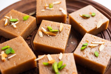 Singhara Barfi ya da Singhada Burfi ya da Halwa su kestanesi unu, oruç ya da upwas gıda kullanılarak yapıldı.