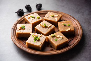 Singhara Barfi ya da Singhada Burfi ya da Halwa su kestanesi unu, oruç ya da upwas gıda kullanılarak yapıldı.