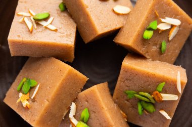 Singhara Barfi ya da Singhada Burfi ya da Halwa su kestanesi unu, oruç ya da upwas gıda kullanılarak yapıldı.