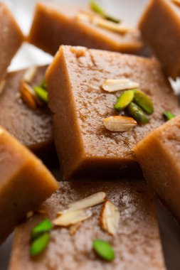 Singhara Barfi ya da Singhada Burfi ya da Halwa su kestanesi unu, oruç ya da upwas gıda kullanılarak yapıldı.