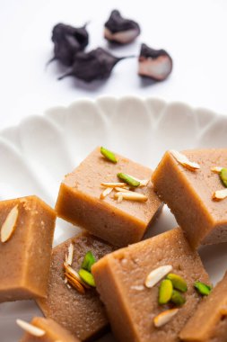 Singhara Barfi ya da Singhada Burfi ya da Halwa su kestanesi unu, oruç ya da upwas gıda kullanılarak yapıldı.