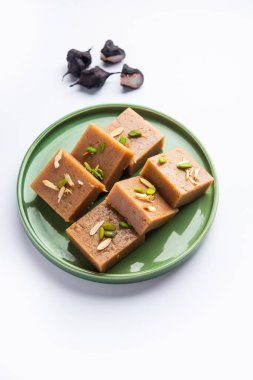 Singhara Barfi ya da Singhada Burfi ya da Halwa su kestanesi unu, oruç ya da upwas gıda kullanılarak yapıldı.