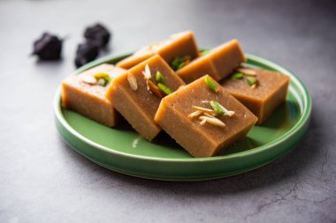Singhara Barfi ya da Singhada Burfi ya da Halwa su kestanesi unu, oruç ya da upwas gıda kullanılarak yapıldı.