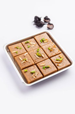 Singhara Barfi ya da Singhada Burfi ya da Halwa su kestanesi unu, oruç ya da upwas gıda kullanılarak yapıldı.