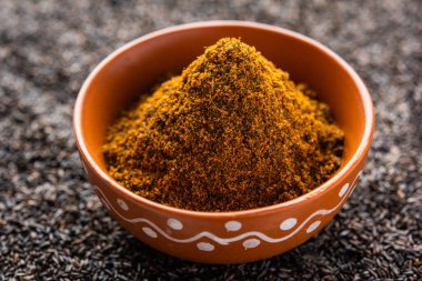 Karal ya da Karala Chutney. Nijer tohumlarından yapılmış harika bir tat ve sağlık karışımı. Maharashtrian tarifi