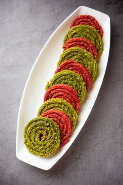 Palak pancar chakli veya murukku ıspanak ve pancar kullanarak yapılır.