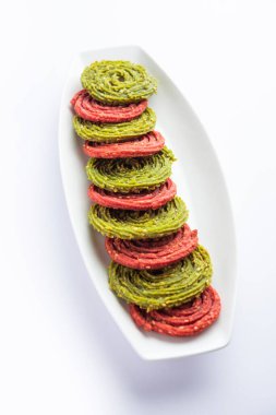 Palak pancar chakli veya murukku ıspanak ve pancar kullanarak yapılır.