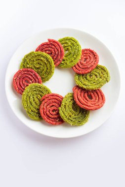 Palak pancar chakli veya murukku ıspanak ve pancar kullanarak yapılır.