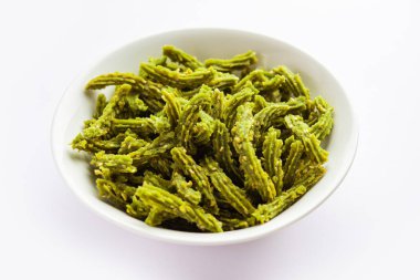 Palak Chakli çubukları ya da ıspanak Murukku parçaları, sağlıklı Hint festivali ya da çay zamanı atıştırmalığı