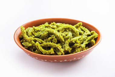 Palak Chakli çubukları ya da ıspanak Murukku parçaları, sağlıklı Hint festivali ya da çay zamanı atıştırmalığı