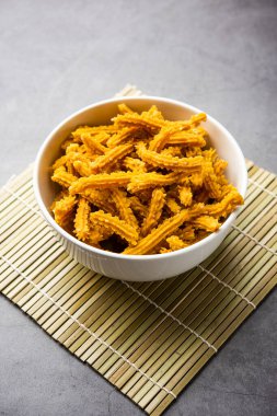 Bhajni chakli çubukları ya da diwali festivali kullanılarak yapılan gevrek murukku atıştırmalıkları.