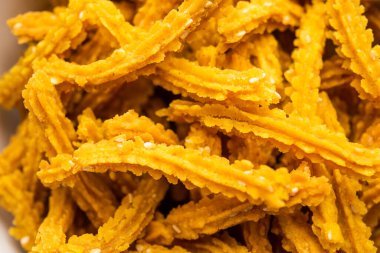 Bhajni chakli çubukları ya da diwali festivali kullanılarak yapılan gevrek murukku atıştırmalıkları.