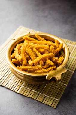 Bhajni chakli çubukları ya da diwali festivali kullanılarak yapılan gevrek murukku atıştırmalıkları.