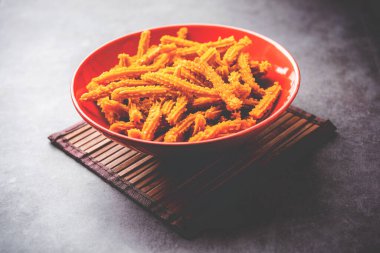 Bhajni chakli çubukları ya da diwali festivali kullanılarak yapılan gevrek murukku atıştırmalıkları.