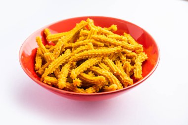 Bhajni chakli çubukları ya da diwali festivali kullanılarak yapılan gevrek murukku atıştırmalıkları.