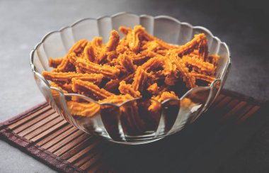 Bhajni chakli çubukları ya da diwali festivali kullanılarak yapılan gevrek murukku atıştırmalıkları.