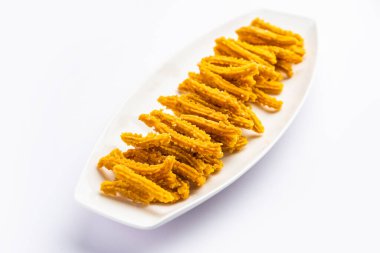Bhajni chakli çubukları ya da diwali festivali kullanılarak yapılan gevrek murukku atıştırmalıkları.