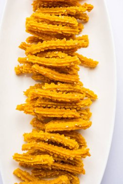 Bhajni chakli çubukları ya da diwali festivali kullanılarak yapılan gevrek murukku atıştırmalıkları.