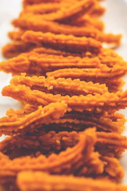 Bhajni chakli çubukları ya da diwali festivali kullanılarak yapılan gevrek murukku atıştırmalıkları.