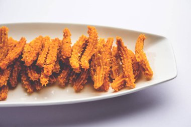 Bhajni chakli çubukları ya da diwali festivali kullanılarak yapılan gevrek murukku atıştırmalıkları.