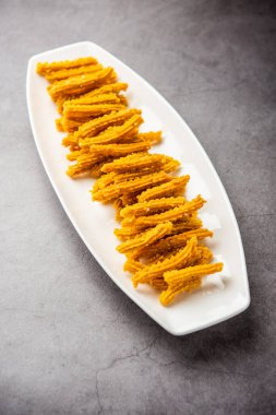 Bhajni chakli çubukları ya da diwali festivali kullanılarak yapılan gevrek murukku atıştırmalıkları.