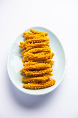 Bhajni chakli çubukları ya da diwali festivali kullanılarak yapılan gevrek murukku atıştırmalıkları.