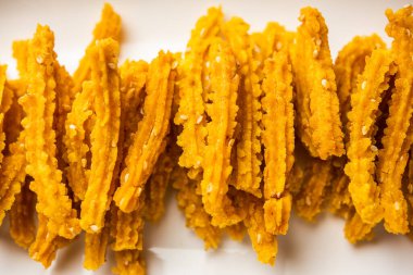 Bhajni chakli çubukları ya da diwali festivali kullanılarak yapılan gevrek murukku atıştırmalıkları.