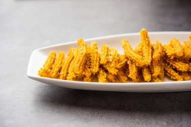 Bhajni chakli çubukları ya da diwali festivali kullanılarak yapılan gevrek murukku atıştırmalıkları.