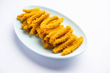 Bhajni chakli çubukları ya da diwali festivali kullanılarak yapılan gevrek murukku atıştırmalıkları.
