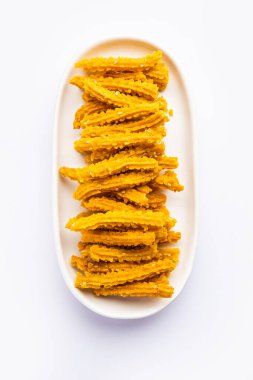 Bhajni chakli çubukları ya da diwali festivali kullanılarak yapılan gevrek murukku atıştırmalıkları.