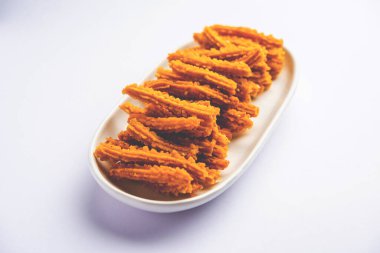 Bhajni chakli çubukları ya da diwali festivali kullanılarak yapılan gevrek murukku atıştırmalıkları.