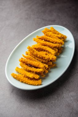 Bhajni chakli çubukları ya da diwali festivali kullanılarak yapılan gevrek murukku atıştırmalıkları.