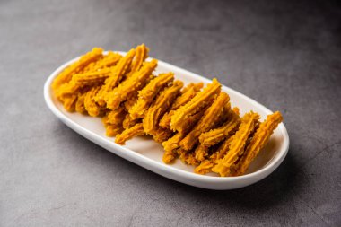 Bhajni chakli çubukları ya da diwali festivali kullanılarak yapılan gevrek murukku atıştırmalıkları.