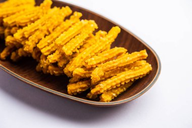 Bhajni chakli çubukları ya da diwali festivali kullanılarak yapılan gevrek murukku atıştırmalıkları.